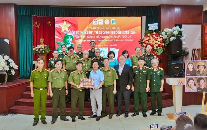 Lễ trao tặng Bảo tàng tỉnh Ninh Bình chân dung di ảnh màu 10 nữ Anh hùng liệt sĩ dân quân Lam Hạ