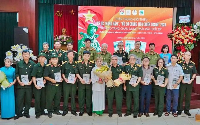 Thương binh Nguyễn Duy Hiền, tác giả cuốn sách tự truyện "Ký ức Tháng Năm" tặng sách cho Bảo tàng Phụ nữ Việt Nam và các đại biểu tham dự.
