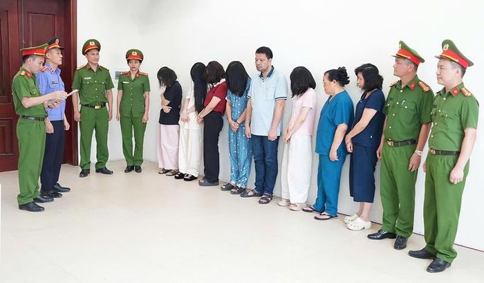 Cơ quan Cảnh sát điều tra Công an tỉnh Nghệ An đọc lệnh khởi tố vụ án, khởi tố 10 bị can về tội “Lừa dối khách hàng”. Ảnh: Công an Nghệ An