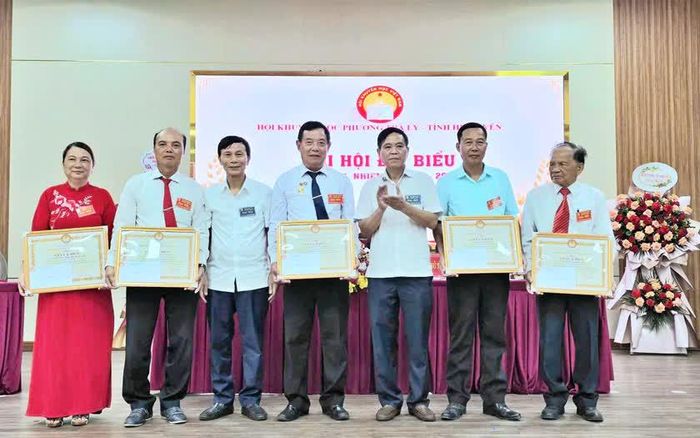 Hội Khuyến học tỉnh Hưng Yên khen thưởng tập thể, cá nhân có thành tích xuất sắc trong phong trào khuyến học, khuyến tài, xây dựng xã hội học tập.