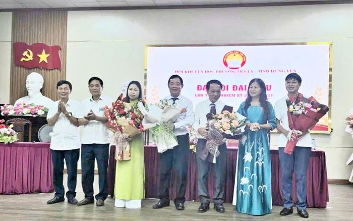 Đại hội tặng hoa chúc mừng Ban Chấp hành Hội Khuyến học phường Trà Lý khóa I, nhiệm kỳ 2026-2031.