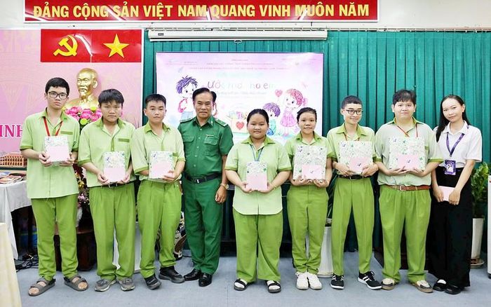 Chương trình trao học bổng học sinh khuyết tật đang học tập và sinh hoạt tại Trung tâm.