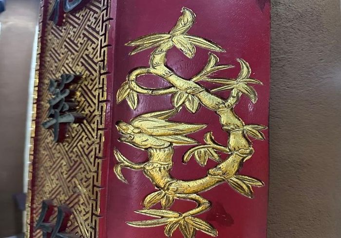 “Trúc hóa rồng” trên khung viền câu đối tại Ni viện Diệu Đức (Tp. Huế) Nguồn: Thích Đức Khải (2026)