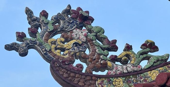 “Sen hóa rồng” trên tháp chuông chùa Hải Nhuận (Tp. Huế) Nguồn: Thích Đức Khải ( 2026)