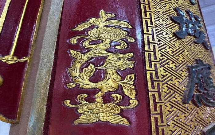 “Cúc hóa rồng” trên khung viền câu đối tại Ni viện Diệu Đức (Tp. Huế) Nguồn: Thích Đức Khải (2026)
