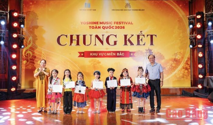 Ban Tổ chức trao huy chương Bạc cho các thí sinh đạt thành tích cao tại bảng A hệ không chuyên. 
