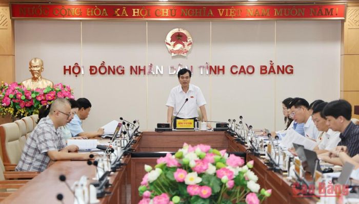 Trưởng Ban Pháp chế, HĐND tỉnh Nông Văn Tuân kết luận cuộc họp.