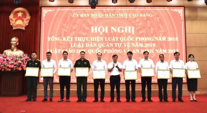 Phó Chủ tịch HĐND tỉnh Lã Hoài Nam trao Bằng khen của Chủ tịch UBND tỉnh cho các cá nhân có thành tích xuất sắc.