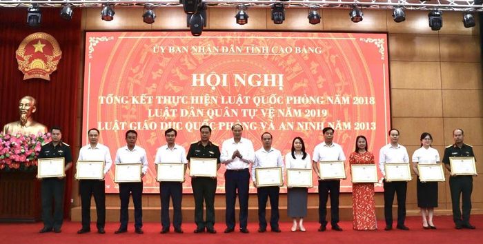 Phó Chủ tịch UBND tỉnh Hoàng Văn Thạch trao Bằng khen của Chủ tịch UBND tỉnh cho các tập thể có thành tích xuất sắc.