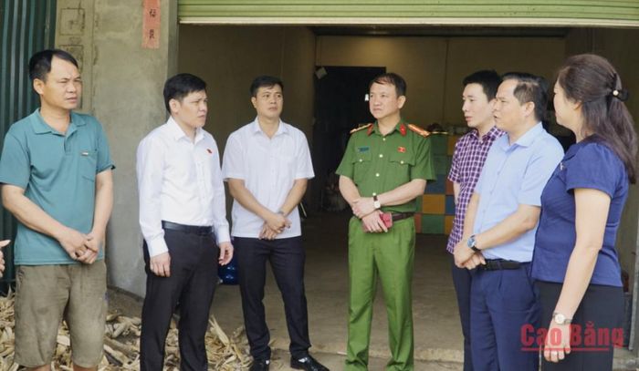 Đoàn khảo sát thực tế tại các hộ dân tại xóm Thượng Thôn, xã Lũng Nặm.