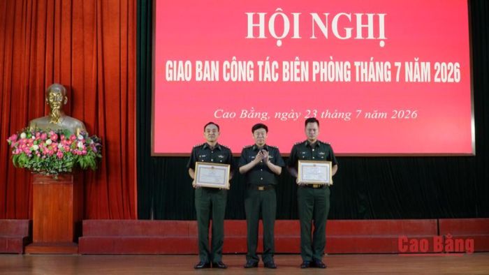 Thượng tá Tạ Văn Tuân, Chỉ huy trưởng Bộ đội Biên phòng ĐBP tỉnh trao Bằng khen của Bộ trưởng Bộ Quốc phòng cho các cá nhân có thành tích xuất sắc trong đấu tranh phòng, chống tội phạm tổ chức cho người khác xuất cảnh trái phép.