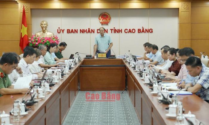 Phó Chủ tịch UBND tỉnh Hoàng Văn Thạch phát biểu kết luận phiên họp.