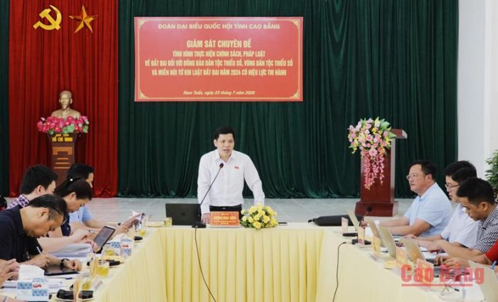 Đồng chí Dương Mạc Kiên, Phó Trưởng đoàn chuyên trách Đoàn ĐBQH tỉnh phát biểu tại buổi giám sát.