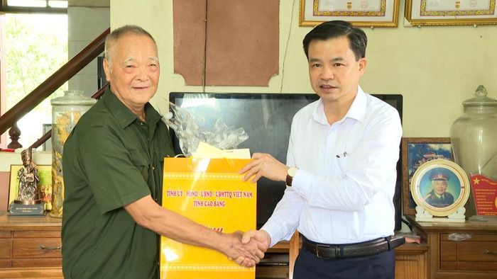 Đồng chí Bế Thanh Tịnh, Phó Bí thư Thường trực Tỉnh ủy, Trưởng Đoàn đại biểu Quốc hội tỉnh thăm, tặng quà Anh hùng Lực lượng vũ trang Phan Thanh Quyết tại xóm Tân Thịnh, xã Phục Hòa.