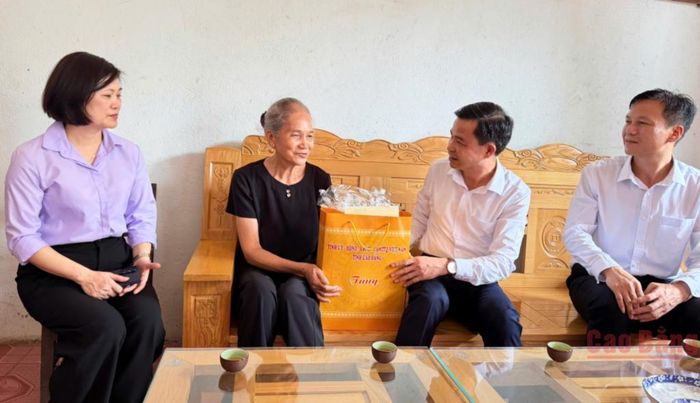 Đồng chí Bế Thanh Tịnh, Phó Bí thư Thường trực Tỉnh ủy, Trưởng Đoàn đại biểu Quốc hội tỉnh thăm, động viên vợ liệt sĩ Lê Thị Réo tại xóm Bó Tờ, xã Phục Hòa.