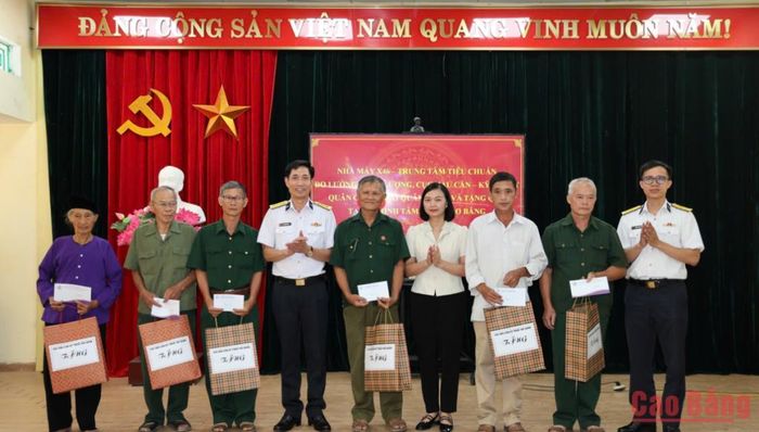 Đoàn Cục Hậu cần - Kỹ thuật Quân chủng Hải quân và Ban Tuyên giáo và Dân vận Tỉnh ủy tặng quà các gia đình chính sách, thương binh, bệnh binh và thân nhân liệt sĩ tại xã Minh Tâm.