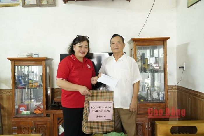 Hội Chữ thập đỏ tỉnh thăm, tặng quà ông Hoàng Đức Triệu, nạn nhân chất độc da cam, tại tổ dân phố Na Lữ, phường Thục Phán.