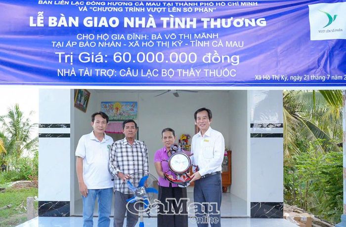 Ông Trần Văn Khanh, Phó Trưởng ban Liên lạc, Chủ tịch Câu lạc bộ Thầy thuốc đồng hương (bìa phải), tặng quà mừng nhà mới cho gia đình.