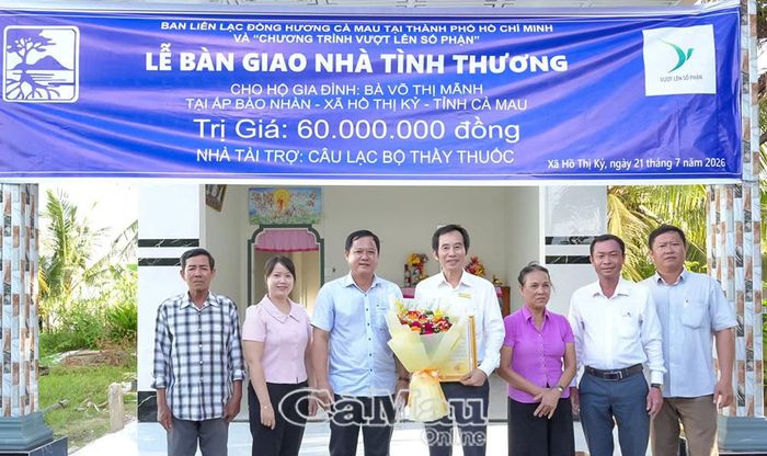 Lãnh đạo UBND Xã Hồ Thị Kỷ trao Thư cảm ơn và hoa tri ân đến đại diện Câu lạc bộ Thầy thuốc đồng hương vì những đóng góp tích cực cho các hoạt động chăm lo người nghèo trên địa bàn.