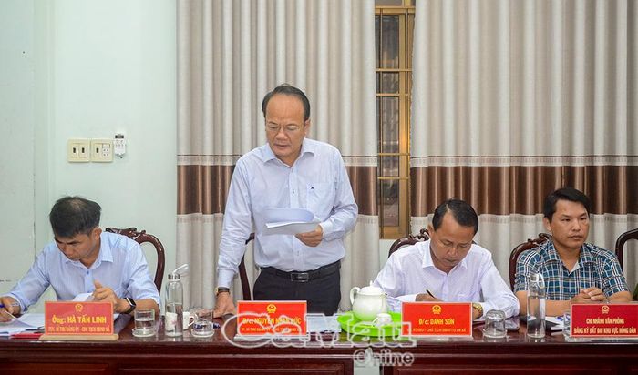 Đồng chí Nguyễn Nhân Đức, Chủ tịch UBND xã Hồng Dân, báo cáo kết quả giải quyết, trả lời kiến nghị của cử tri.