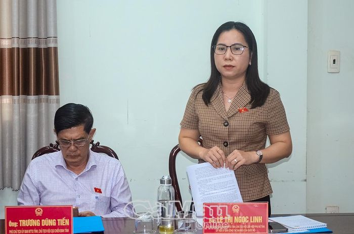 Đồng chí Lê Thị Ngọc Linh, Phó Chủ tịch Ủy ban MTTQ Việt Nam tỉnh Cà Mau, Chủ tịch Hội Liên hiệp Phụ nữ tỉnh, đề nghị địa phương tích cực giải quyết các vấn đề phát sinh liên quan dự án xây dựng tuyến đường Trèm Trẹm - Xẻo Quao.