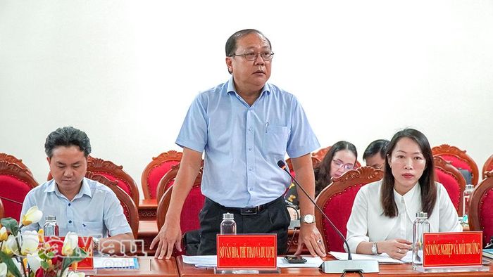 Phó Giám đốc Sở Văn hóa, Thể thao và Du lịch Nguyễn Văn Đen trình bày hồ sơ đề nghị đặt tên tuyến đường.
