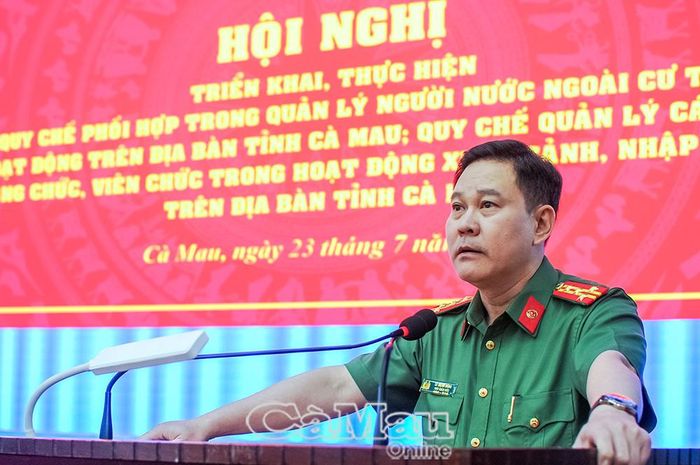 Đại tá Lê Mạnh Hùng, Phó Giám đốc Công an tỉnh Cà Mau, phát biểu tại hội nghị.