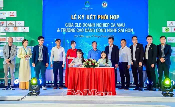 CLB DN tỉnh Cà Mau ký kết phối hợp với Trường Cao đẳng Công nghệ Sài Gòn.