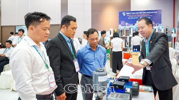 Ông Võ Kiên Giang (thứ ba từ trái sang) tham quan gian hàng trưng bày sản phẩm của các DN tại Chương trình Kết nối DN của CLB DN tỉnh Cà Mau.