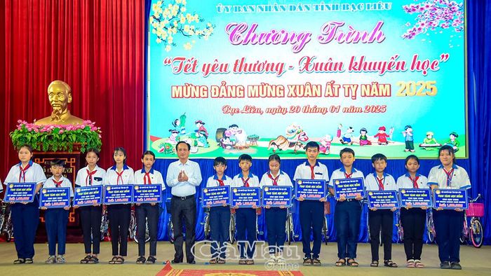 Ðồng chí Phạm Văn Thiều, Phó Bí thư Tỉnh ủy, Chủ tịch HÐND tỉnh Cà Mau, trao học bổng cho học sinh vượt khó học giỏi trong Chương trình “Tết yêu thương - Xuân khuyến học” năm 2025. Ảnh: HỮU THỌ