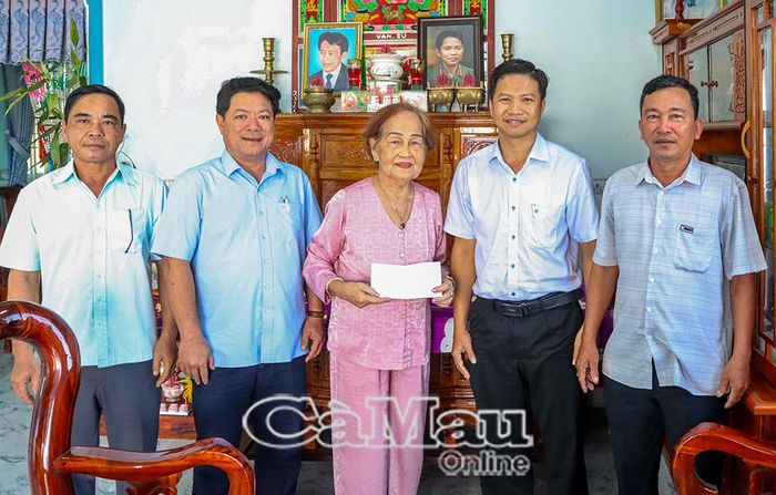 Đồng chí Phạm Văn Hiền, Phó Bí thư Thường trực Đảng ủy xã Khánh Lâm, thăm hỏi và tặng quà tri ân cho bà Nguyễn Thúy Hằng, thương binh, Ấp 16.
