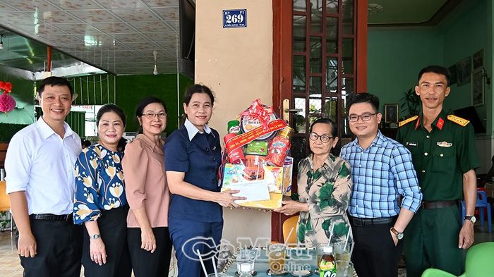 Bí thư Đảng ủy phường Bạc Liêu Tô Việt Thu trao quà tặng thương binh Ngô Thu Hà (Khóm 3).