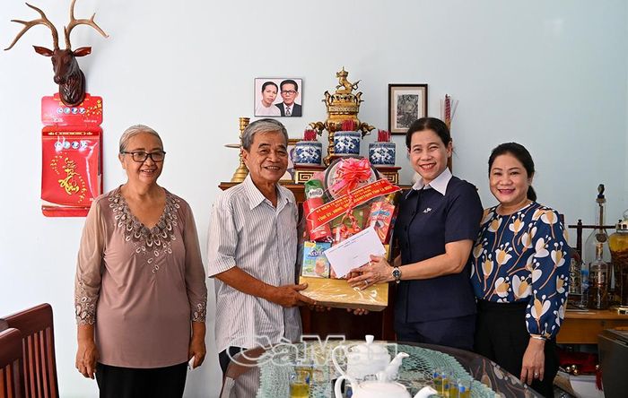 Bí thư Đảng ủy phường Bạc Liêu Tô Việt Thu (thứ hai từ phải sang) 