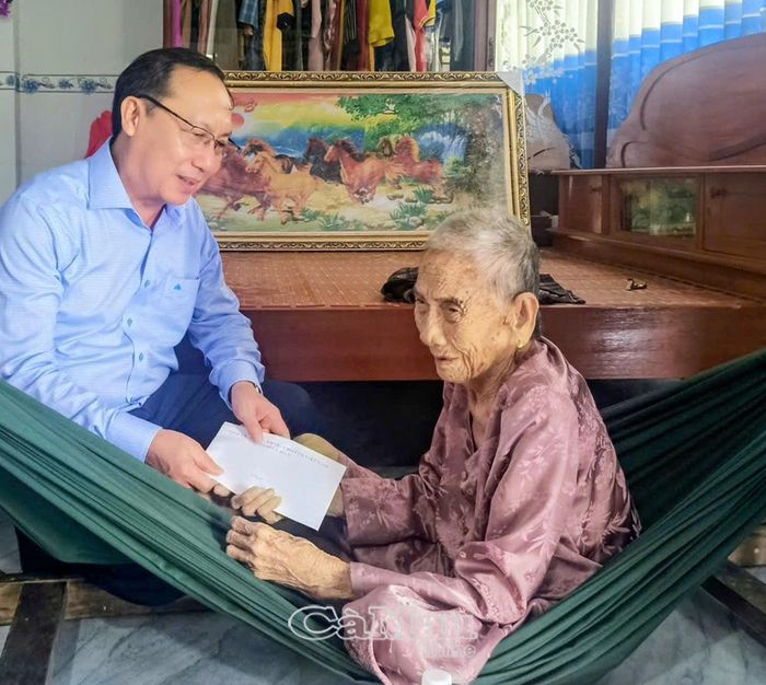 Phó Chủ tịch HĐND tỉnh Phan Hoàng Vũ thăm hỏi sức khỏe và trao quà tri ân Mẹ Việt Nam anh hùng Phan Thị Tâm, ấp Tân Đức.