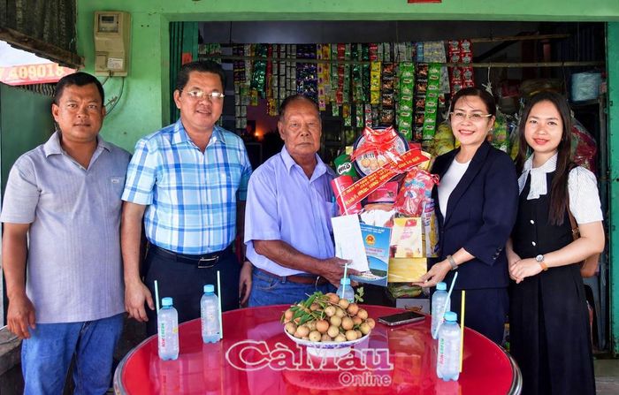 Phó Chủ tịch Thường trực HĐND tỉnh Lê Thị Nhung tặng quà tri ân đến ông Thạch Huông, cha liệt sĩ, khóm Giồng Nhãn.