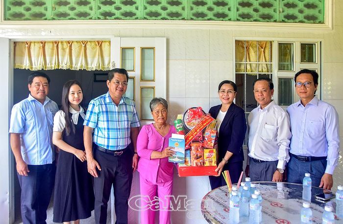  Phó Chủ tịch Thường trực HĐND tỉnh Lê Thị Nhung ân cần thăm hỏi sức khỏe, đời sống và tặng quà tri ân cho bà Lâm Thị Tám, vợ liệt sĩ, khóm Nhà Mát.