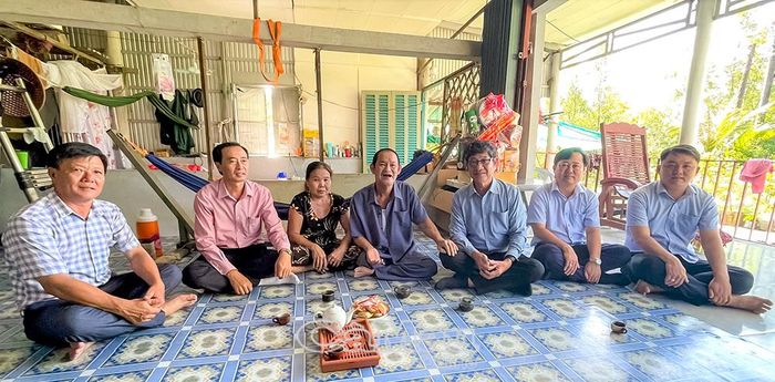 Đoàn đến thăm gia đình thương binh Nguyễn Hải Phong, ấp Tắc Biển.