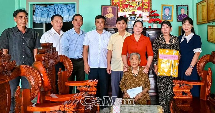  Các đồng chí lãnh đạo tỉnh, chính quyền địa phương trao tặng quà tri ân và chụp ảnh lưu niệm cùng Mẹ Việt Nam anh hùng Nguyễn Thị Chữ.