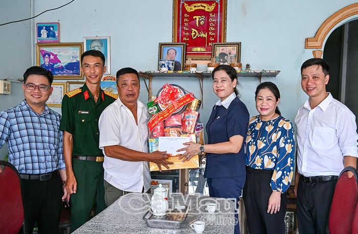 Thương binh Nguyễn Thanh Cảnh (Khóm 6) nhận quà tri ân nhân kỷ niệm 79 năm Ngày Thương binh - Liệt sĩ.