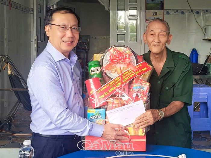 Phó Chủ tịch HĐND tỉnh Phan Hoàng Vũ thăm, tặng quà thương binh 4/4 Huỳnh Thị Nga (ấp Thuận Hòa B, ảnh trên) và thương, bệnh binh 3/4 Ngô Minh Trí (ấp Tân Thành Lập).