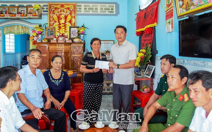  Trao quà cho gia đình thờ cúng Mẹ Việt Nam anh hùng Nguyễn Thị Gập.
