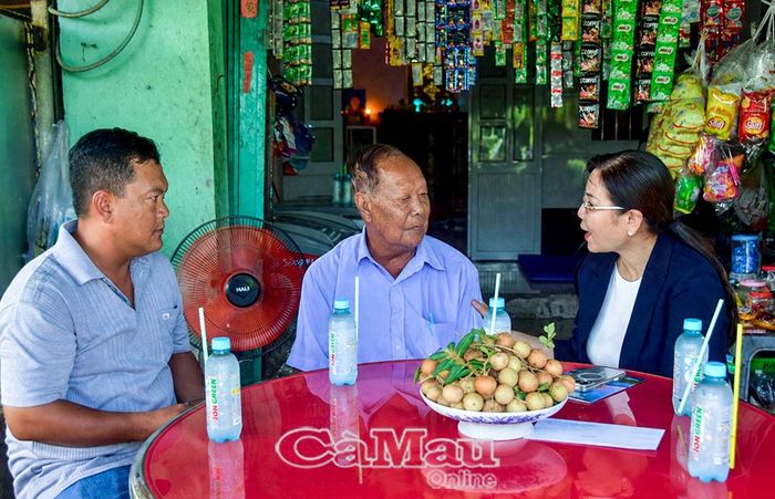 Ông Thạch Huông, cha liệt sĩ, khóm Giồng Nhãn, xúc động trước sự quan tâm của Đảng, Nhà nước và lãnh đạo tỉnh.
