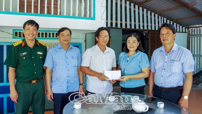  Bí thư Đảng ủy xã Phan Ngọc Hiển Nguyễn Trúc Lý đến thăm và tặng quà gia đình Anh hùng Lực lượng vũ trang nhân dân Nguyễn Văn Cứng.