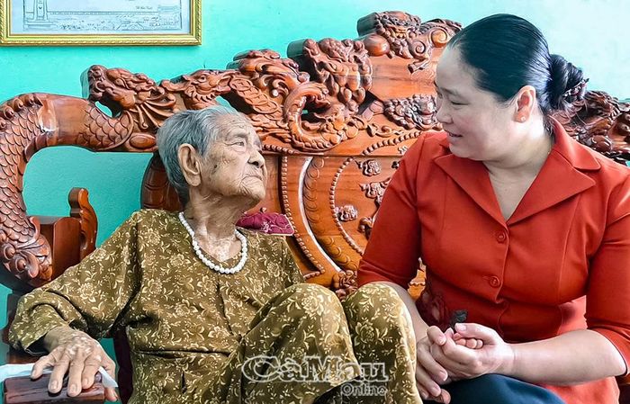 Đồng chí Nguyễn Thu Tư, Giám đốc Sở Dân tộc và Tôn giáo, ân cần thăm hỏi sức khỏe và bày tỏ lòng tri ân sâu sắc đối với những cống hiến, hy sinh của Mẹ Việt Nam anh hùng Nguyễn Thị Chữ cho sự nghiệp đấu tranh giải phóng dân tộc.