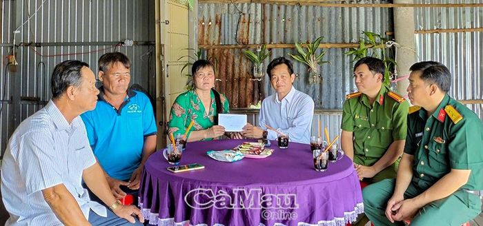  Đồng chí Ngô Minh Toại, Chủ tịch UBND Xã Phan Ngọc Hiển, trao quà cho gia đình bà Võ Thị Ni, thờ cúng liệt sĩ.