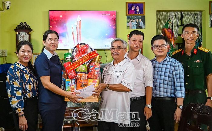 Đoàn thăm, tặng quà tri ân bệnh binh Hà Sơn Trị (Khóm 6)