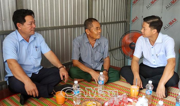  Lãnh đạo xã Khánh Lâm thăm, tặng quà ông Nguyễn Văn Ý, thương binh, Ấp 15.
