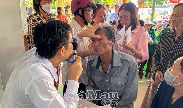 Nhiều người dân xã Phong Hiệp được khám sàng lọc các bệnh lý về mắt miễn phí.