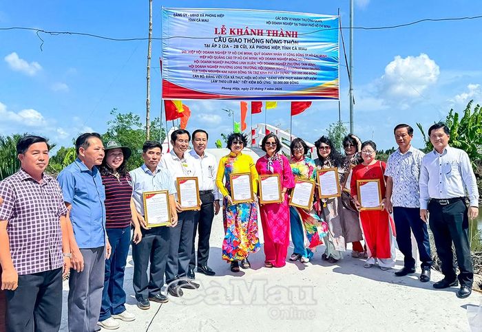 Lãnh đạo địa phương trao thư cảm ơn đến đại diện Câu lạc bộ Thầy thuốc đồng hương và các đơn vị mạnh thường quân.