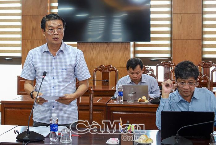 Đồng chí Nguyễn Nam Phong, Phó Trưởng ban Tuyên giáo và Dân vận Tỉnh ủy, trình bày dự thảo các chuyên đề và phân công nhiệm vụ cho các cơ quan, đơn vị, cá nhân phụ trách.